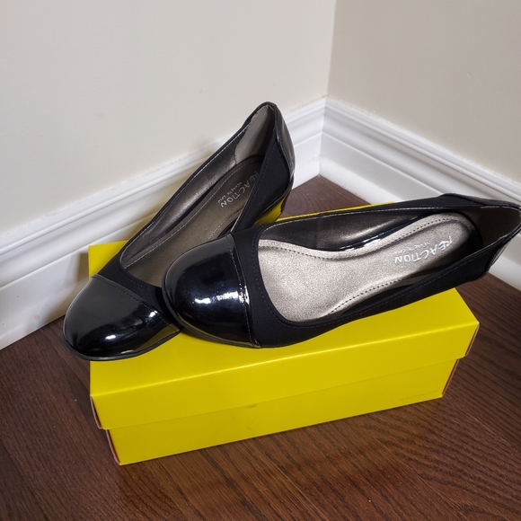 Kenneth Cole REACTION Black mid heel pumps. SIZE  9. Never worn - Picture 1 of 4